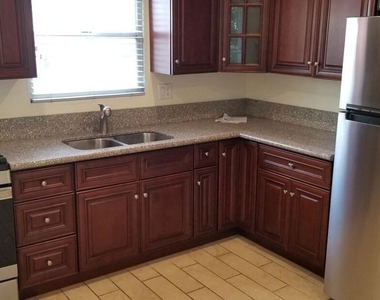 5950 Carlton Way - Photo Thumbnail 5