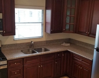 5950 Carlton Way - Photo Thumbnail 8