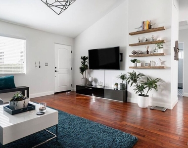 1350 N Stanley Avenue - Photo Thumbnail 8