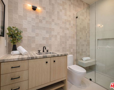 4512 Sunnyslope Avenue - Photo Thumbnail 18