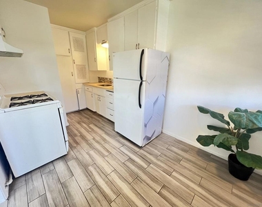 4064 Oakcrest Dr - Photo Thumbnail 1