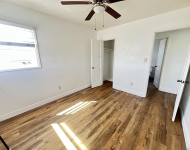 4064 Oakcrest Dr - Photo Thumbnail 3