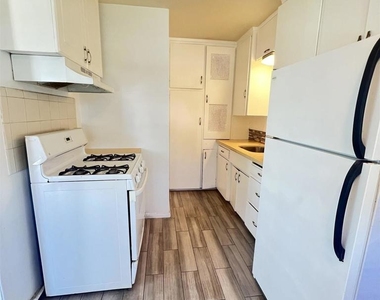 4064 Oakcrest Dr - Photo Thumbnail 2