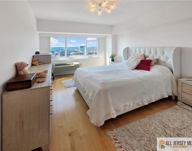 110 Somerset Street - Photo Thumbnail 4