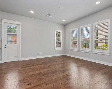 909 Oak Street - Photo Thumbnail 6