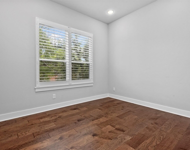 909 Oak Street - Photo Thumbnail 28