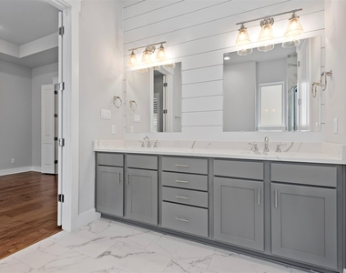 909 Oak Street - Photo Thumbnail 25