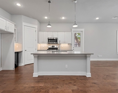 909 Oak Street - Photo Thumbnail 11