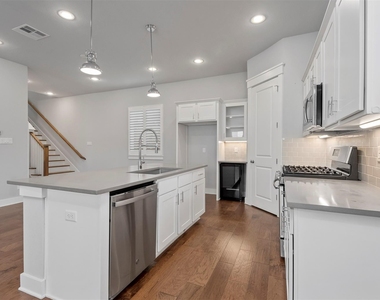 909 Oak Street - Photo Thumbnail 14