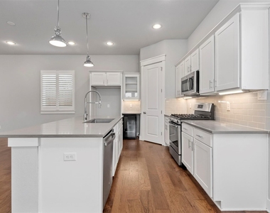 909 Oak Street - Photo Thumbnail 13