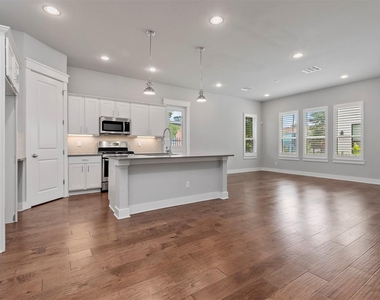 909 Oak Street - Photo Thumbnail 10
