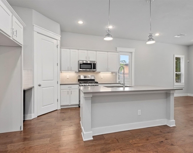 909 Oak Street - Photo Thumbnail 12