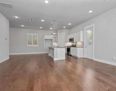 909 Oak Street - Photo Thumbnail 4