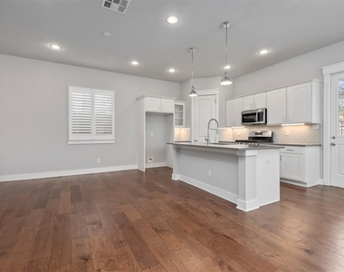 909 Oak Street - Photo Thumbnail 9