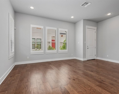 909 Oak Street - Photo Thumbnail 7