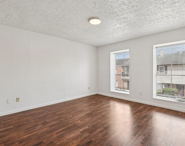 7700 Creekbend Drive - Photo Thumbnail 10