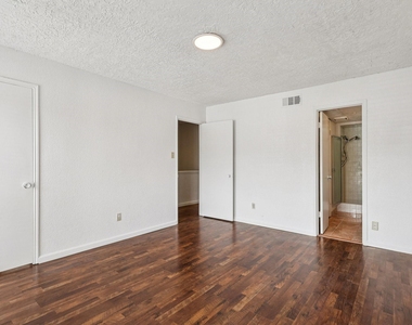 7700 Creekbend Drive - Photo Thumbnail 11