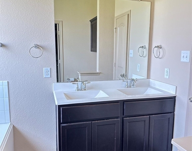 5202 Lilac Hollow Lane - Photo Thumbnail 16