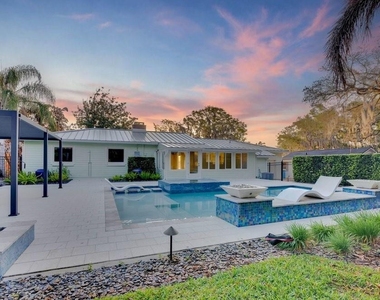 812 East Boulevard - Photo Thumbnail 3