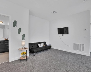 407 Villa Domani Way - Photo Thumbnail 14