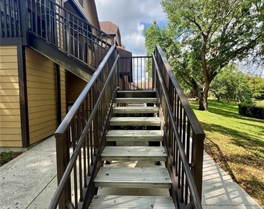 385 Woodside Drive - Photo Thumbnail 2