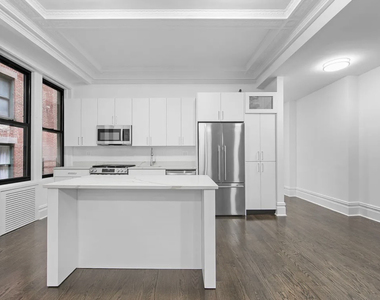 200 West 58th Street - Photo Thumbnail 2