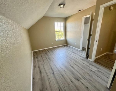 307 Kings Way Drive - Photo Thumbnail 8