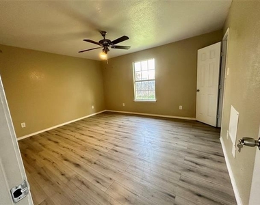 307 Kings Way Drive - Photo Thumbnail 4