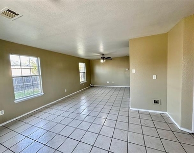 307 Kings Way Drive - Photo Thumbnail 2