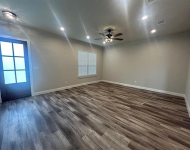 4001 Avion Drive - Photo Thumbnail 5