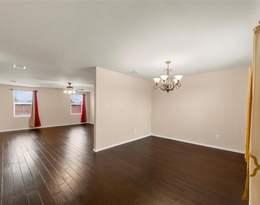 2805 Lake Terrace Drive - Photo Thumbnail 7