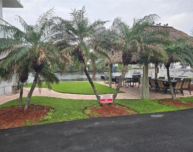1401 N Riverside Drive - Photo Thumbnail 7