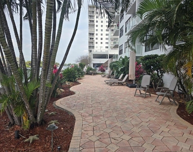 1401 N Riverside Drive - Photo Thumbnail 6