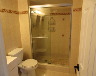 1401 N Riverside Drive - Photo Thumbnail 14