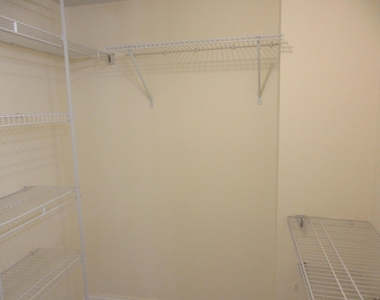 1401 N Riverside Drive - Photo Thumbnail 19