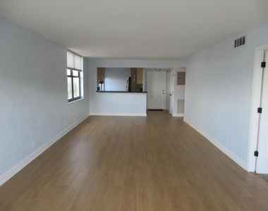 1401 N Riverside Drive - Photo Thumbnail 11