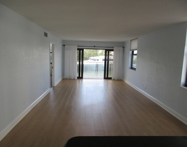 1401 N Riverside Drive - Photo Thumbnail 12
