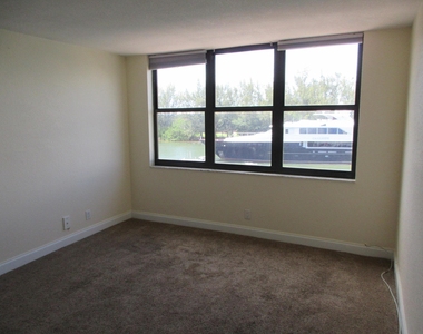 1401 N Riverside Drive - Photo Thumbnail 16