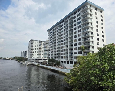 1401 N Riverside Drive - Photo Thumbnail 4