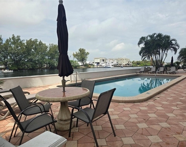 1401 N Riverside Drive - Photo Thumbnail 5