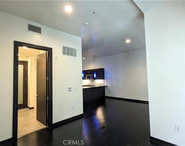 655 S Hope Street - Photo Thumbnail 4