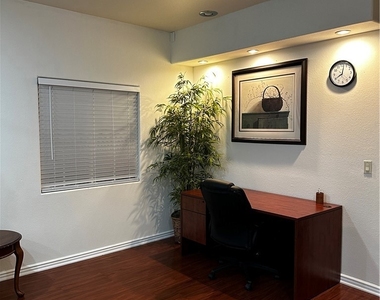 300 Lampman Way - Photo Thumbnail 2