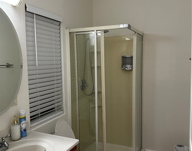 300 Lampman Way - Photo Thumbnail 5