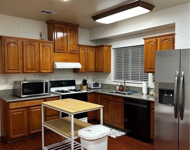 300 Lampman Way - Photo Thumbnail 3