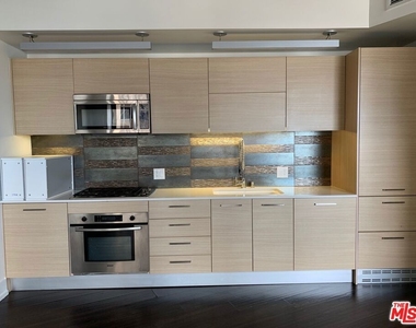 727 W 7th Street - Photo Thumbnail 3