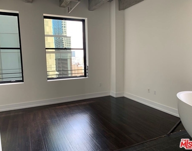 727 W 7th Street - Photo Thumbnail 4