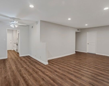 1006 Havenhurst - Photo Thumbnail 6