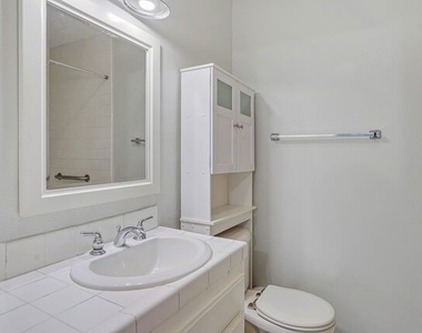 1006 Havenhurst - Photo Thumbnail 16