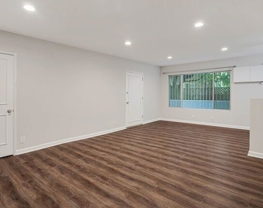 1006 Havenhurst - Photo Thumbnail 4