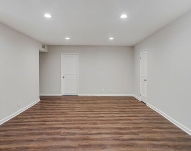 1006 Havenhurst - Photo Thumbnail 5